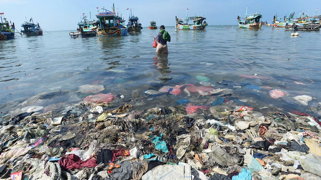 PENGELOLAAN LINGKUNGAN : PENEGAKAN HUKUM PEMBUANGAN SAMPAH KE LAUT LEMAH