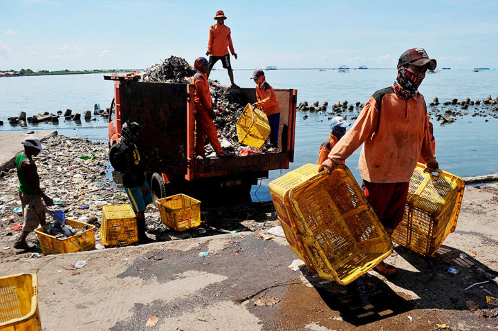 LAUTAN PLASTIK MENGANCAM